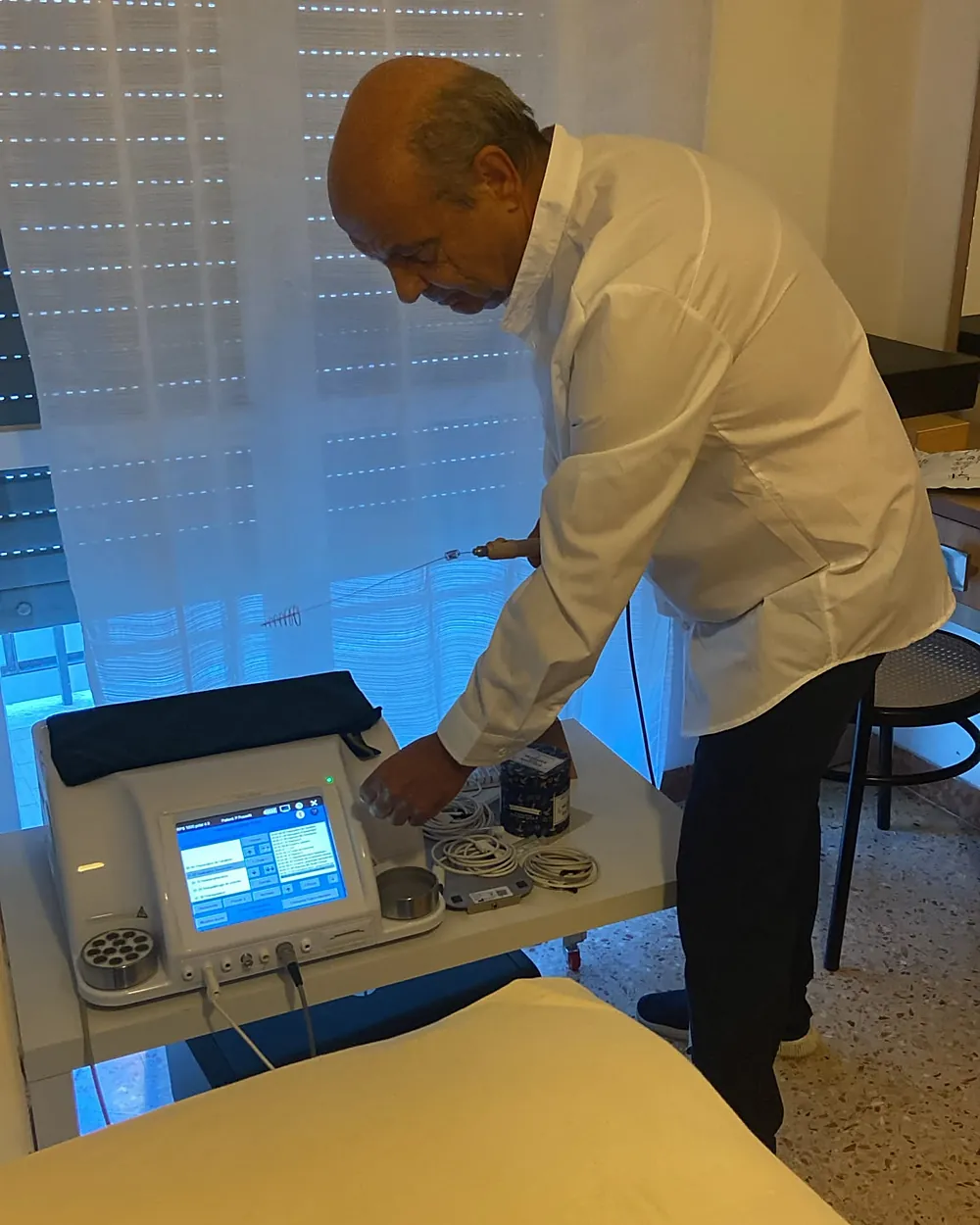 Pascal Possetti prépare un appareil à écran tactile avant une séance